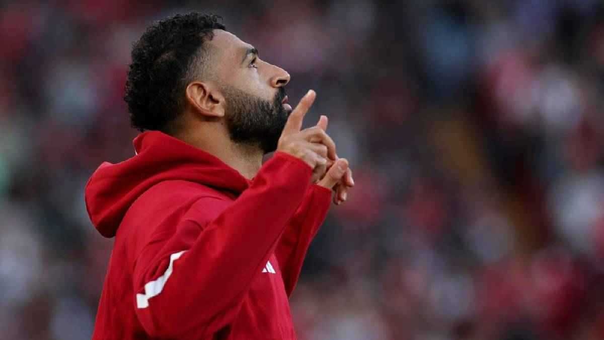 محمد صلاح يستعرض حذاءً جديدًا يحمل اسمه وعلم مصر