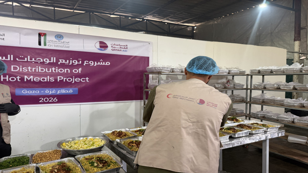 توزيع وجبات طعام بغزة عبر الشراكة الأردنية القطرية