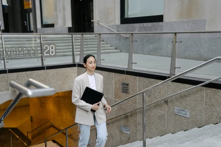 بدلًا من المصعد  ..  الدرج طريقك لحماية القلب والشرايين