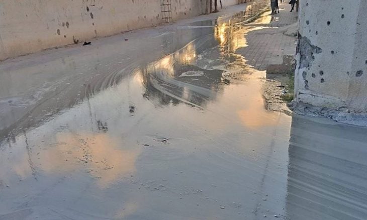 نهر إسمنتي غامض في غزة ..  ما حقيقة استخدامه في ترميم المنازل
