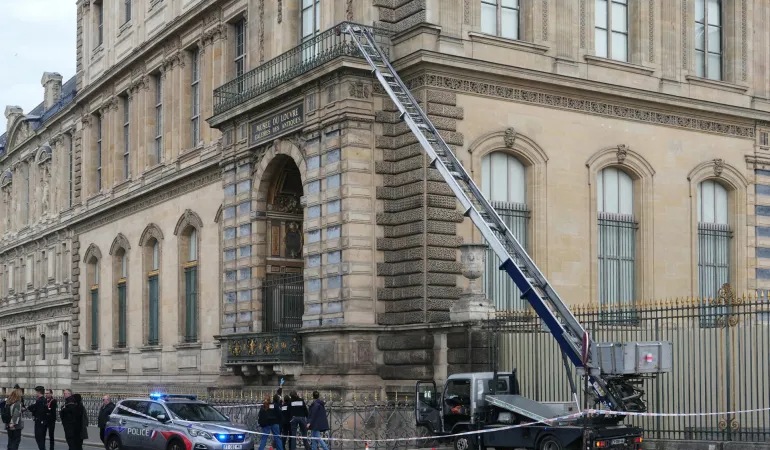 شركة رافعات تحوّل سرقة اللوفر إلى حملة دعائية ساخرة