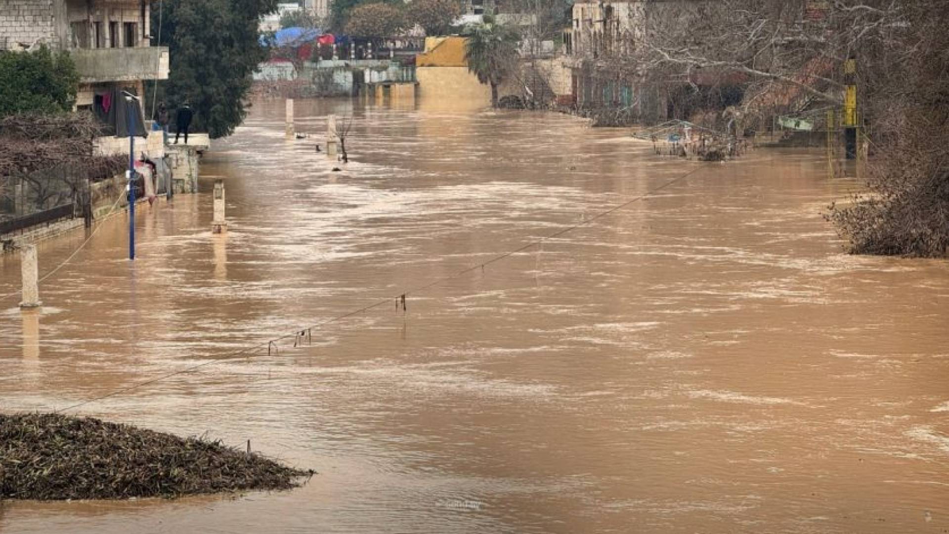 الفيضانات تعصف بـ 24 مخيما للنازحين وتشرد آلاف العائلات بـإدلب