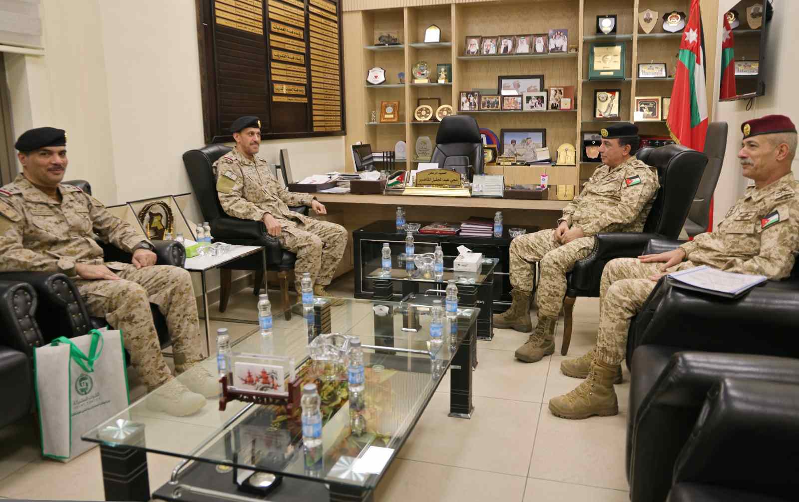 المساعد للعمليات والتدريب يلتقي وفداً عسكرياً سعودياً