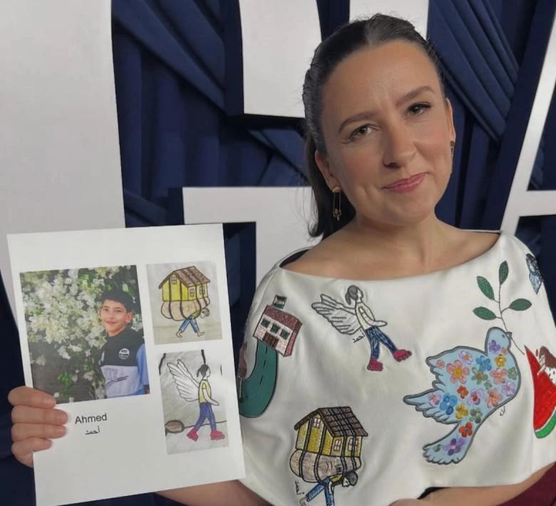 السيدة راشيل ترتدي فستان رسومات لأطفال غزة 