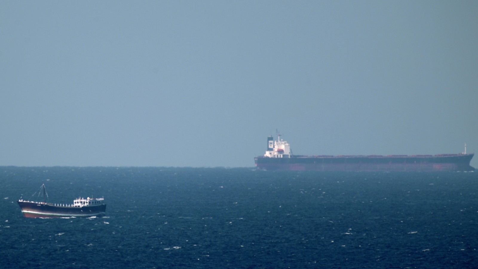 150 ناقلة نفط وغاز توقفت خارج مضيق هرمز