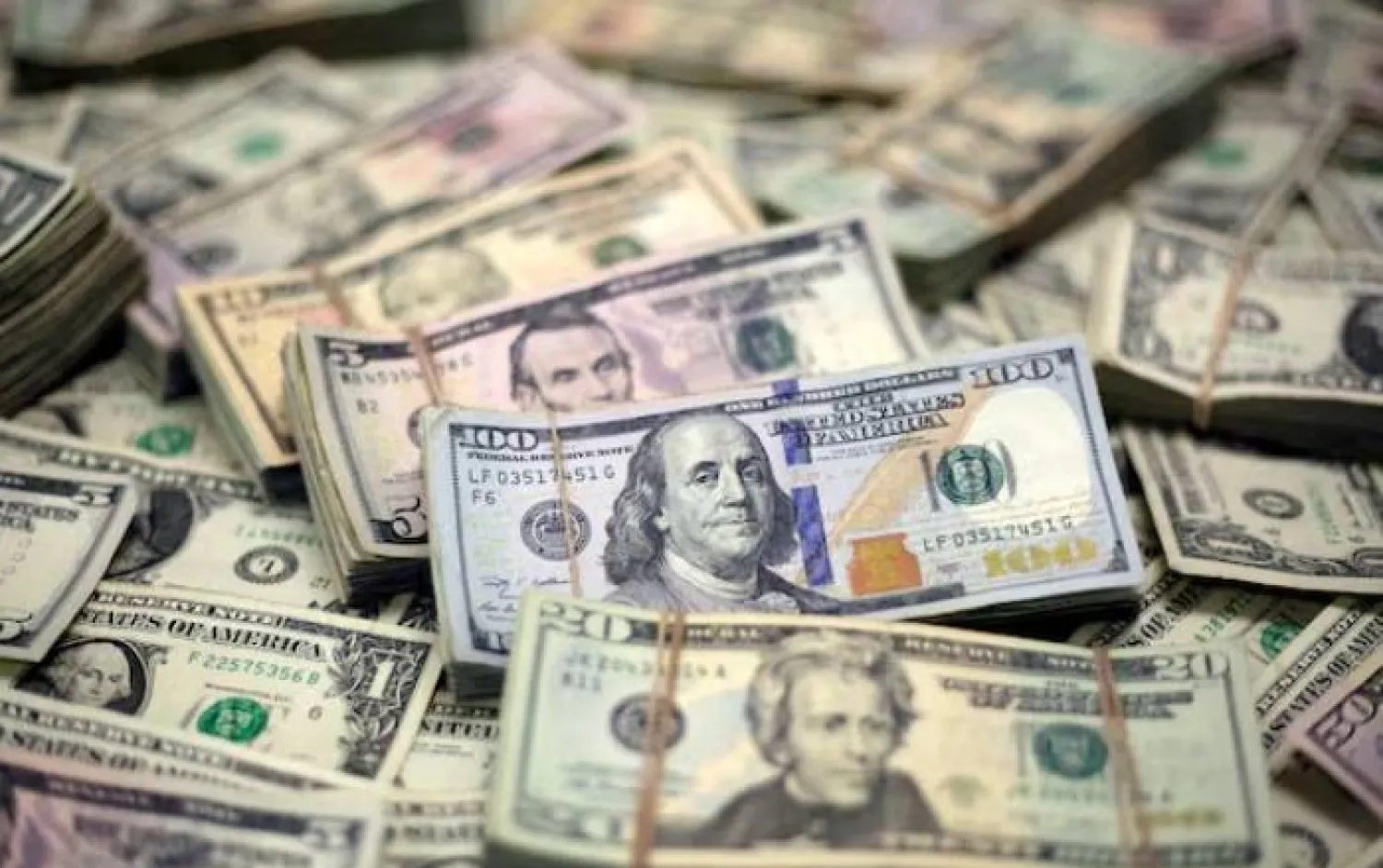 تراجع الدولار مع انحسار أسعار النفط