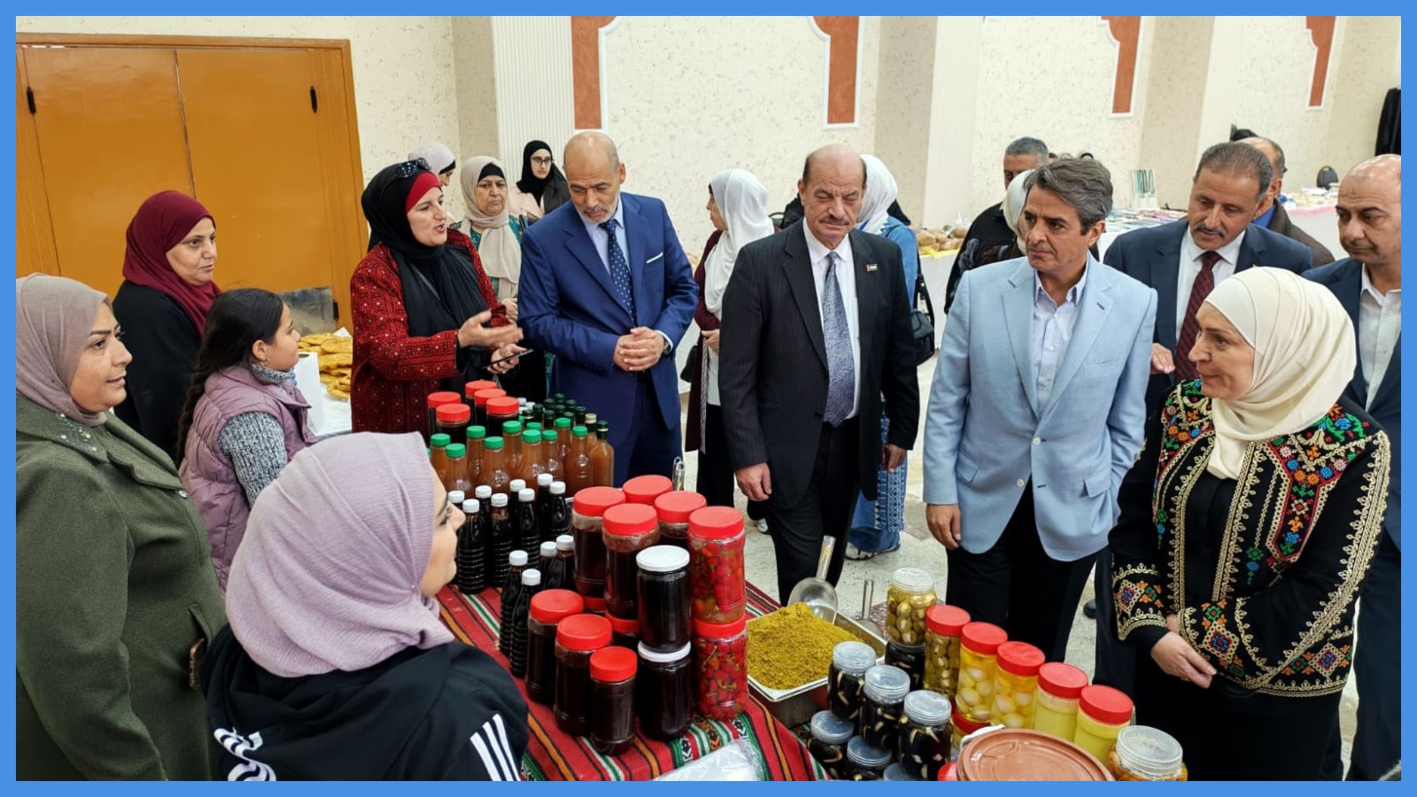 وزير الشباب يفتتح بازار خيري في إربد