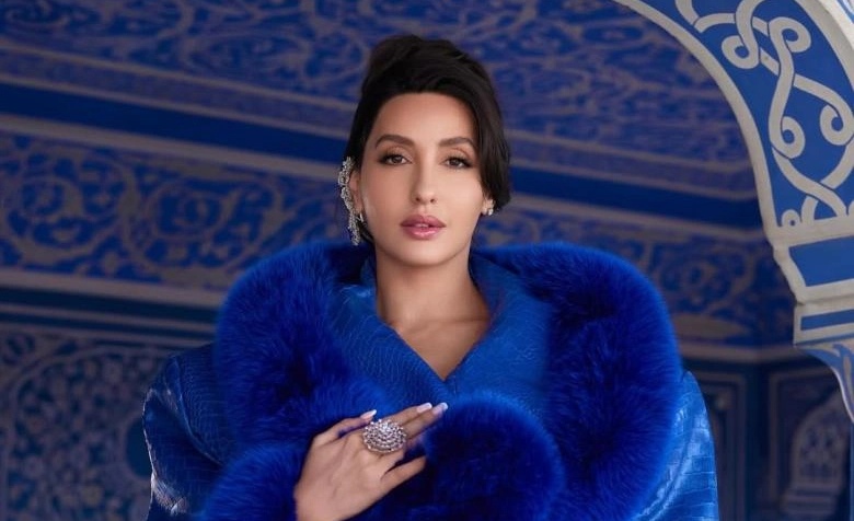 نورا فتحي تتألق بمعطف أزرق لامع