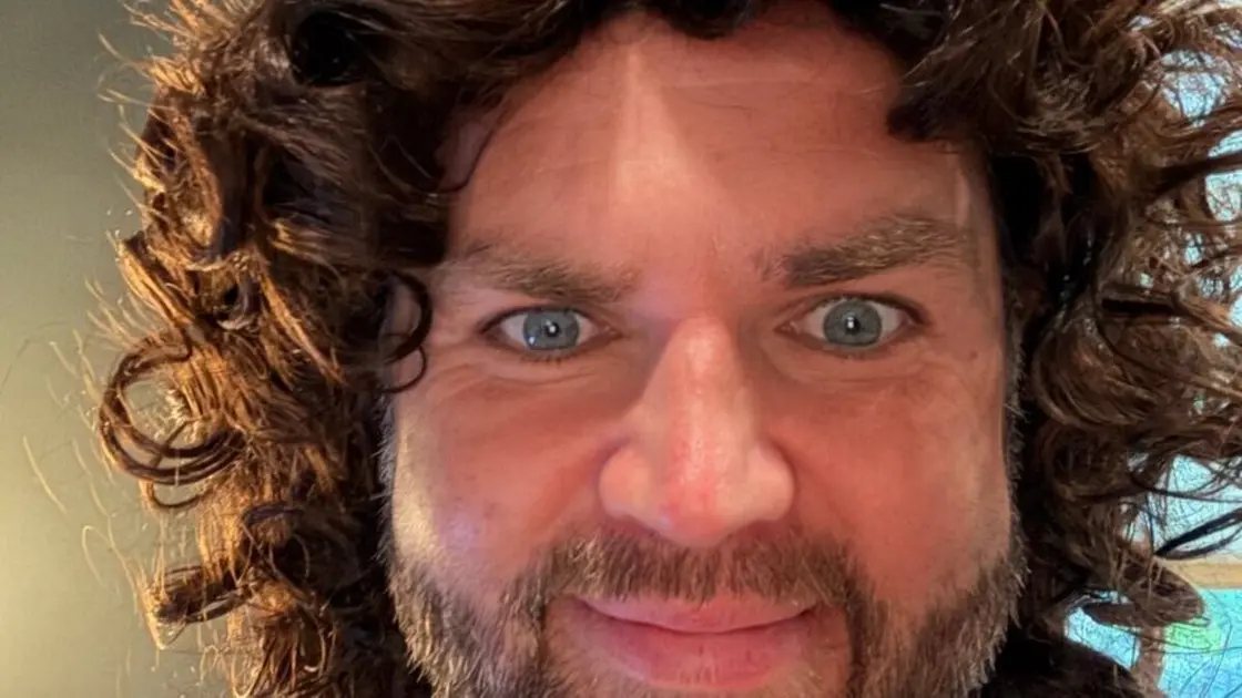 فانس يرد على السخرية بظهور مفاجئ في الهالوين