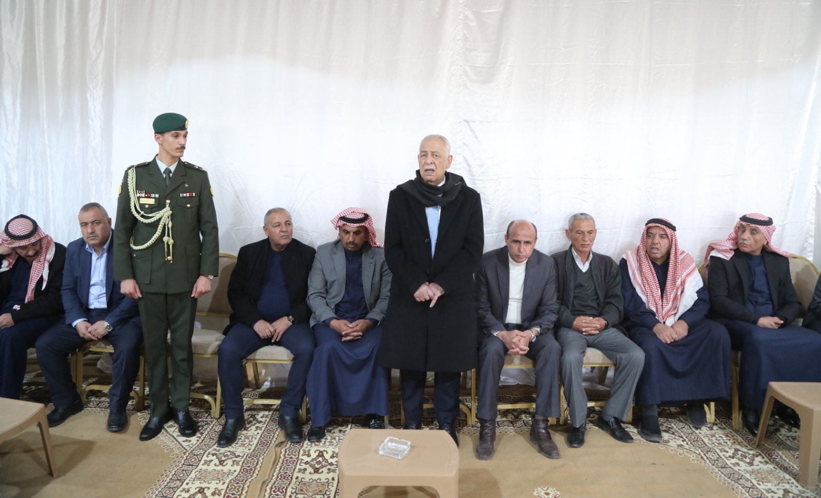 مندوبا عن الملك وولي العهد .. العيسوي يعزي عشيرة الشريف