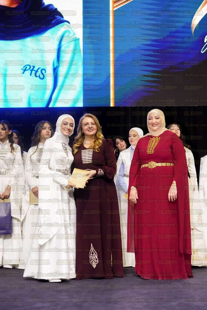 الدكتور سعيد مخلد النعيمات يهنئ ابنته رغد بالنجاح