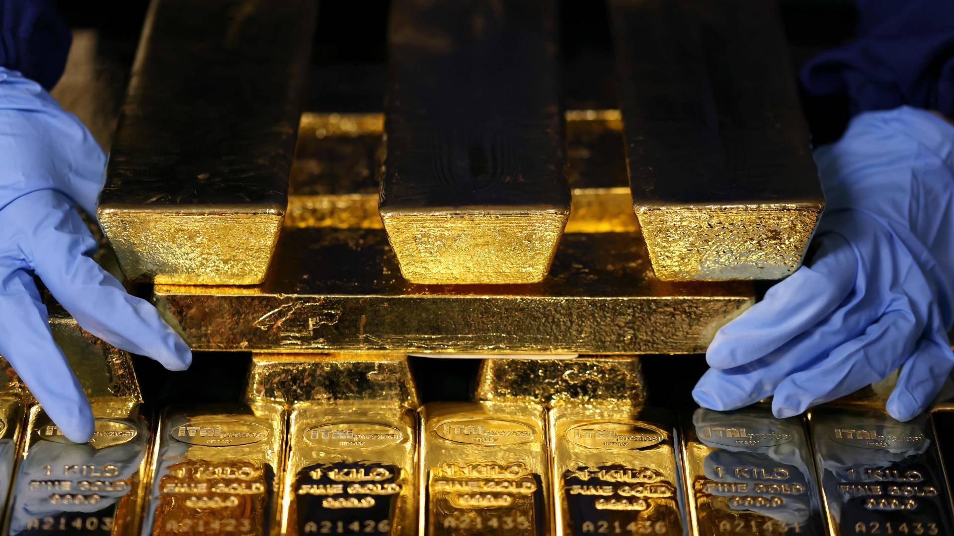 الذهب يشتعل مجددا ..  قفزة تدفع الأوقية لتجاوز حاجز 4130 دولارا