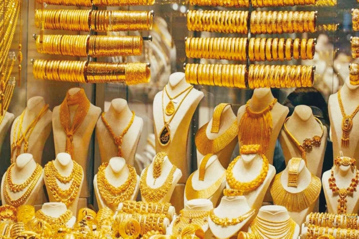 الذهب قرب الذروة العالمية ويغلق عند 4338 دولاراً للأونصة