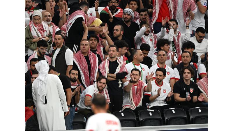 ولي العهد وسمو الأمير هاشم يساندان النشامى مع الجماهير الأردنية