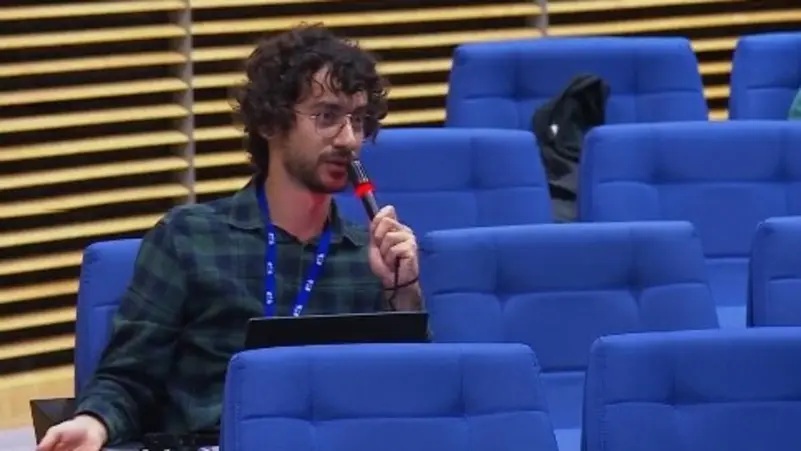 صحفي يُفصل بعد سؤاله عن إعمار غزة