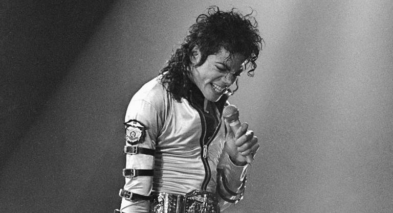 جورب مايكل جاكسون المتسخ يُباع بمزاد بسعر خيالي .. صور