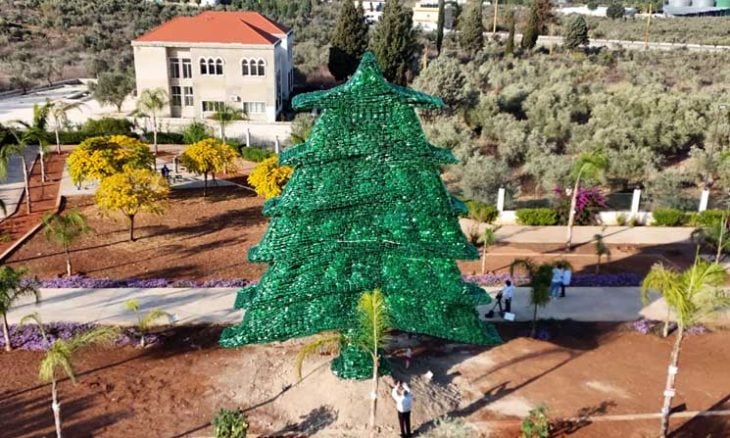 لبنانية تدخل غينيس بأكبر شجرة أرز بلاستيكية في العالم  ..  صور