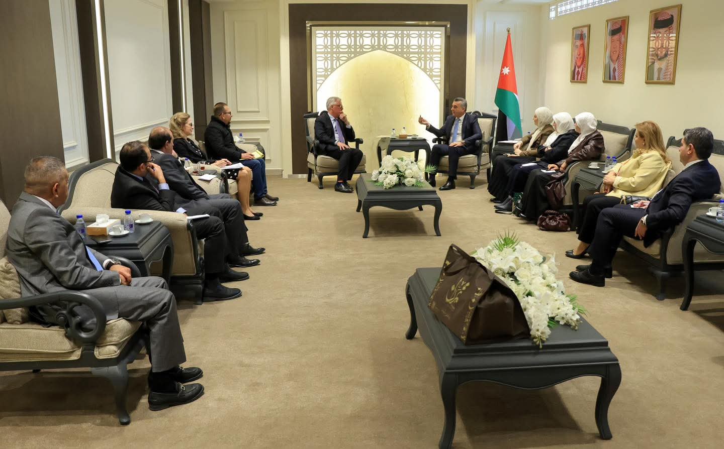 الخارجية النيابية تلتقي السفير الكندي لدى المملكة