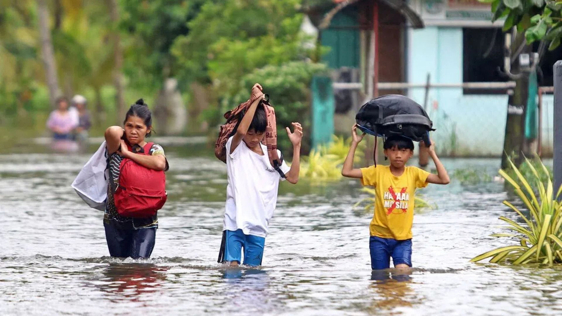 الفلبين تجلي 100 ألف شخص مع اشتداد قوة الإعصار 