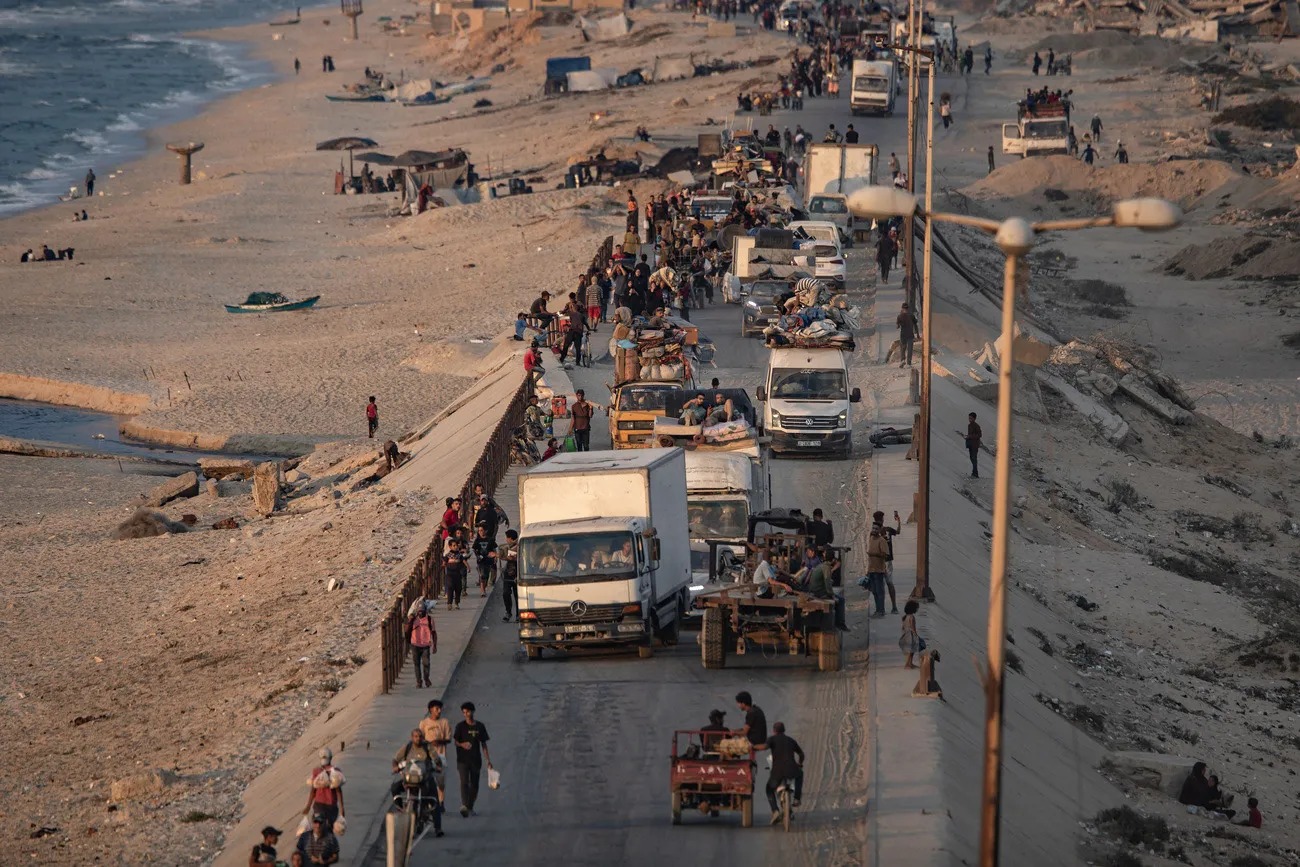 بن غفير يظهره بجانب سجناء فلسطينيين مقيدين وممدّدين أرضا  ..  فيديو