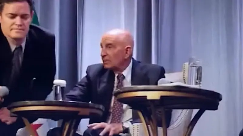 الشرع يمازح دبلوماسياً أميركياً بعد إنقاذ ميكروفون .. فيديو 