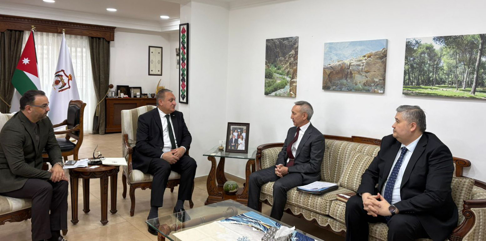 وزير البيئة يبحث مع السفير الكازاخستاني تعزيز التعاون