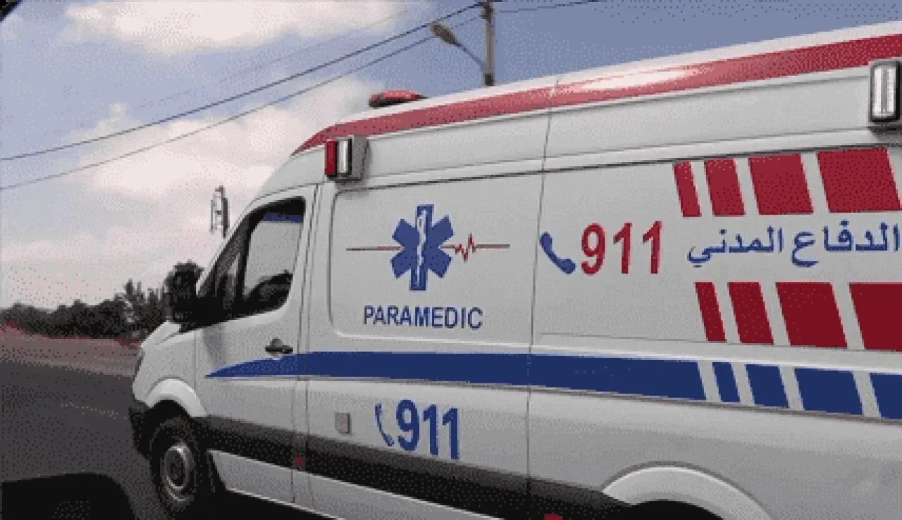 إصابة 3 أشخاص بحادث تدهور شاحنة على شارع الـ100