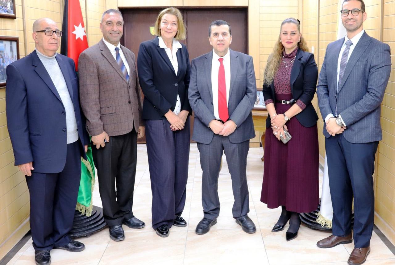 البلقاء التطبيقية تبحث التعاون الأكاديمي والتقني مع بيرسون العالمية