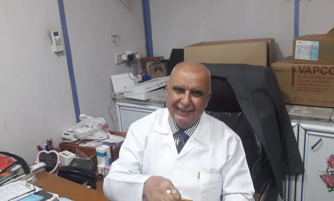 من هو الطبيب الأردني الذي يعالج المرضى بدينارين فقط