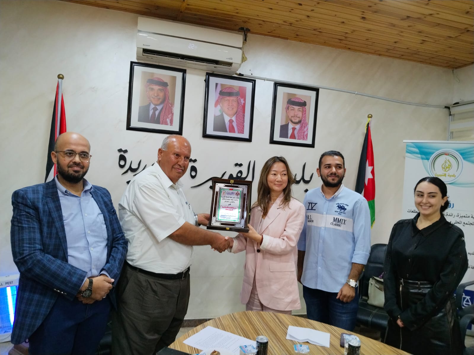 دعم بلدية القويره بـ 500 وحدة إنارة