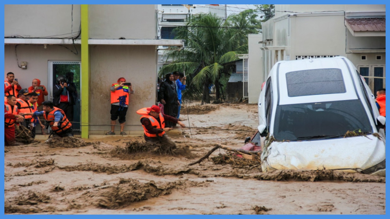 ارتفاع حصيلة ضحايا الفيضانات في سومطرة الإندونيسية