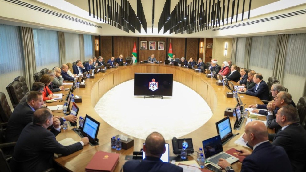 الحكومة توقف قرار إنهاء خدمات الموظفين بعد 30 سنة