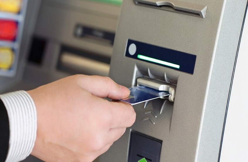 نداء لإعادة أموال صرفتها ماكينة صراف آلي بالخطأ 