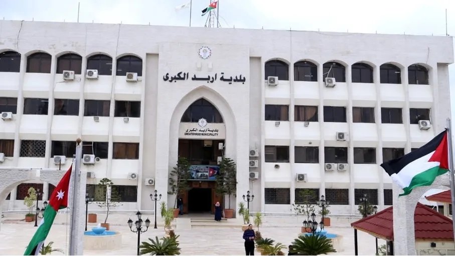 بلدية إربد تُحوّل جزءاً من شارع الرشيد لاتجاه واحد