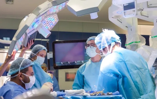 جراحة دقيقة تنهي معاناة خمسينية في السعودية