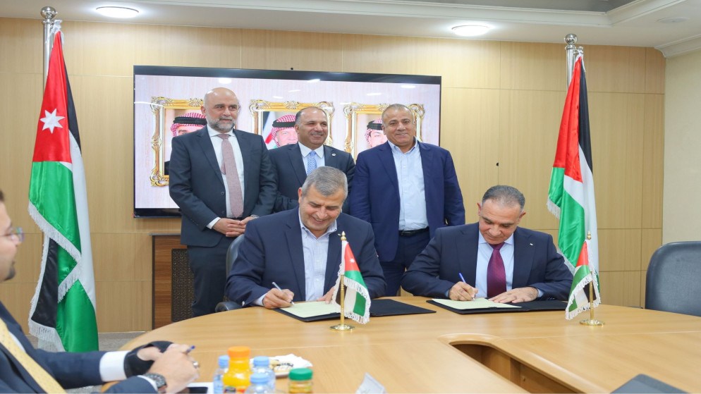 الأردن وفلسطين يوقعان مذكرة لتعزيز الربط الكهربائي