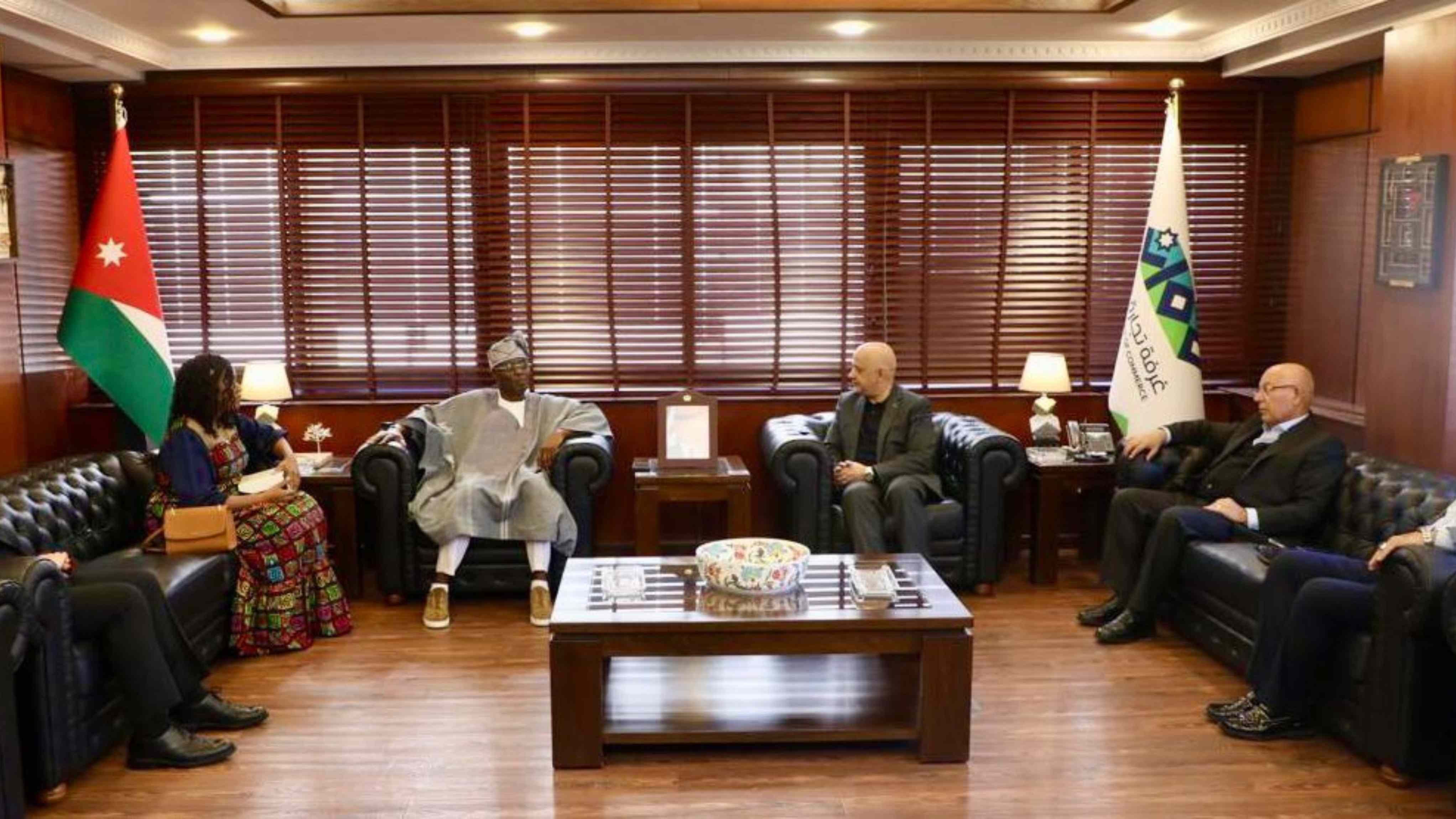 تجارة عمان تبحث التعاون الاقتصادي مع غرفة صناعة بنين