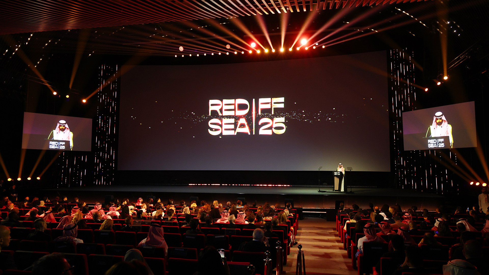 البحر الأحمر يُضيء سماء جدة