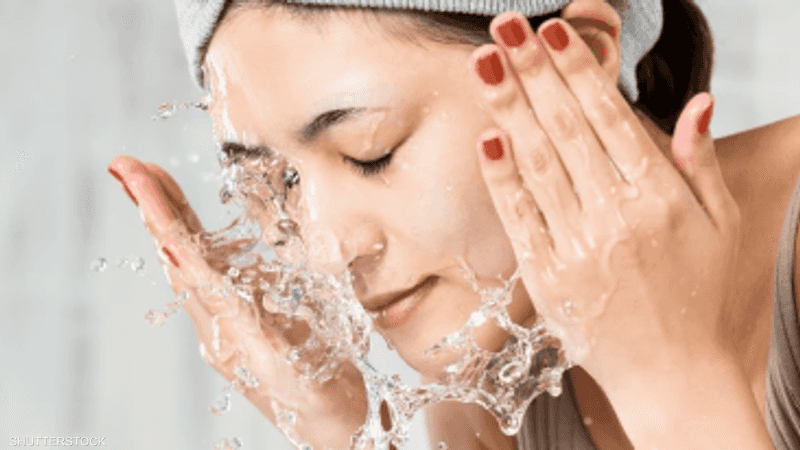 الماء الفاتر هو الأفضل لغسل الوجه