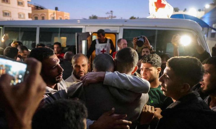 إسرائيل تفرج عن 5 أسرى فلسطينيين من قطاع غزة  ..  صور 