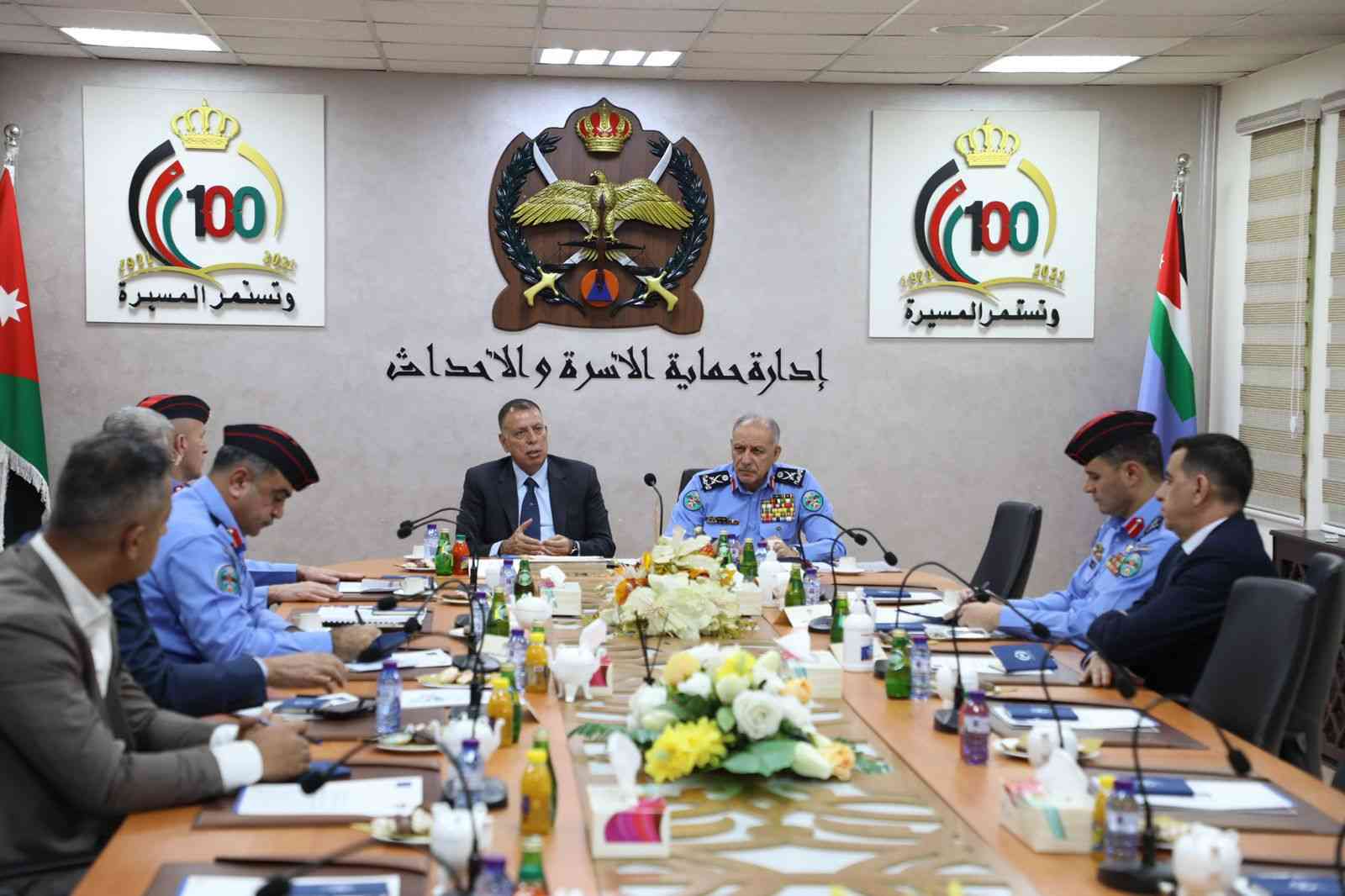 وزير الداخلية ومدير الأمن العام يزوران إدارة حماية الأسرة والأحداث