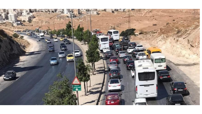 حادث بين 3 مركبات يتسبب بأزمة سير خانقة في شارع الأردن