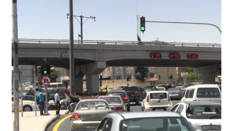 التعامل مع حادث تسبب بازدحام مروري بعد جسر النهضة