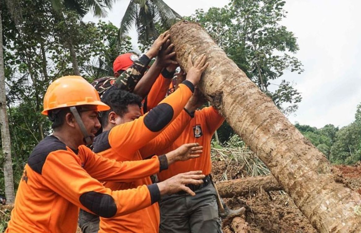  إندونيسيا: انهيارات أرضية تودي بحياة 18 وفقدان العشرات 