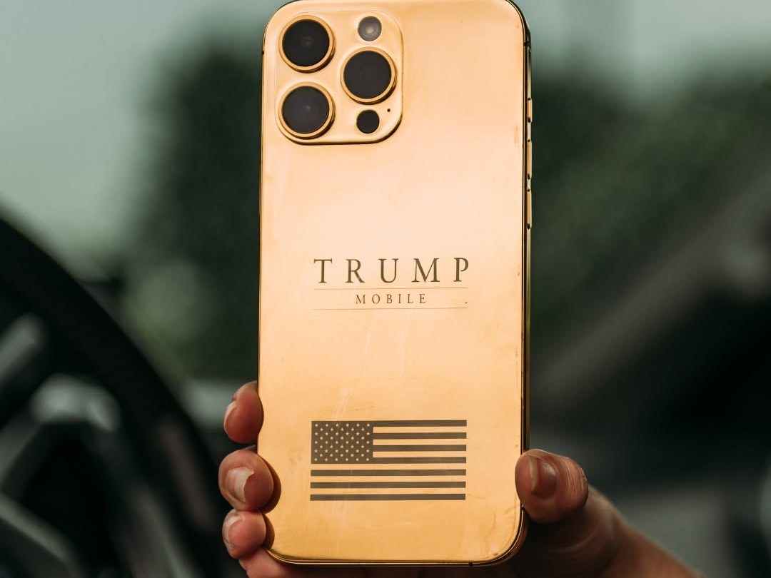 هاتف ترامب الذهبي يثير الجدل بعد تأجيل جديد