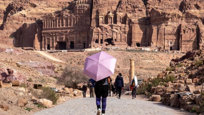 تمديد إقامة الأجانب 3 أشهر يعزز تنافسية الأردن السياحية 