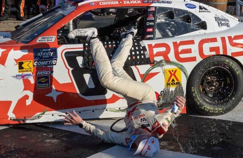 سقوط مؤلم لسائق ناسكار خلال الاحتفال بالفوز