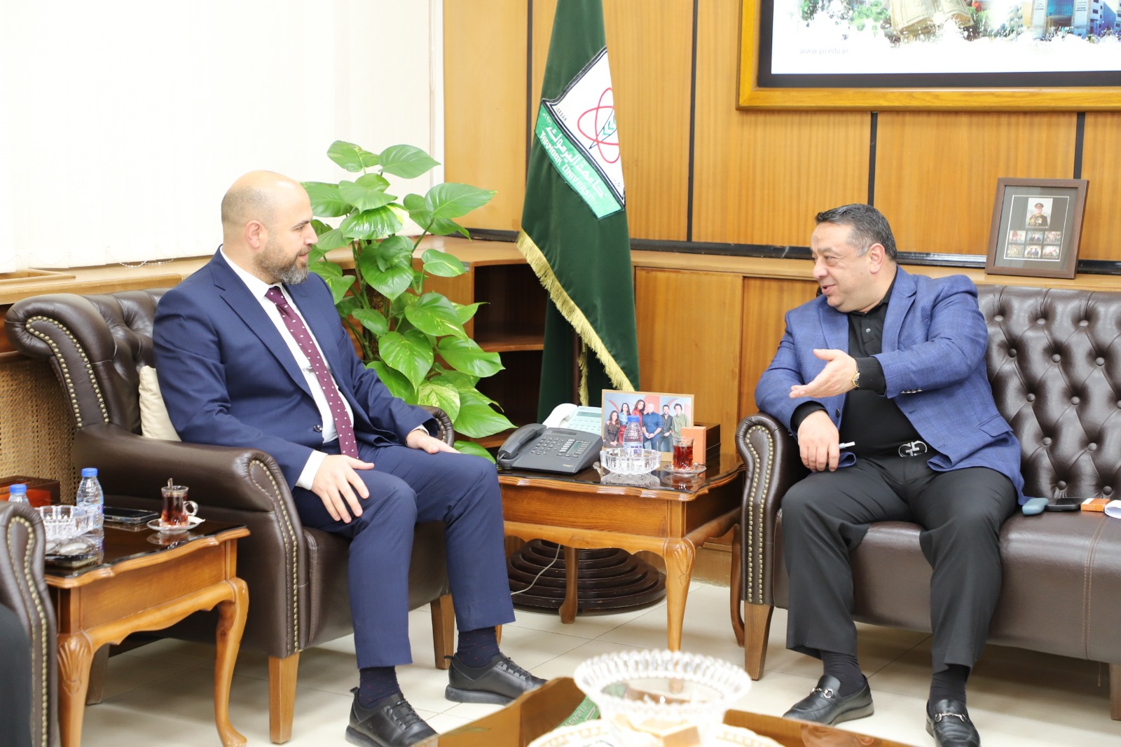 اليرموك والبريد الأردني يبحثان التعاون