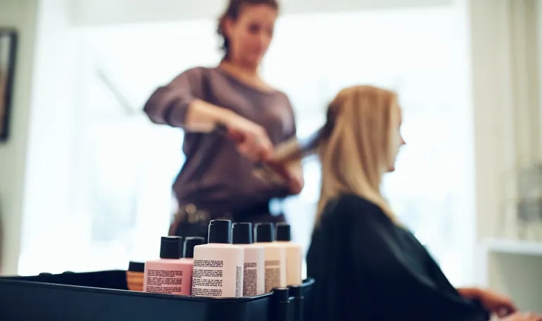 فرد الشعر الكيميائي يرفع خطر السرطان بنسبة 166%