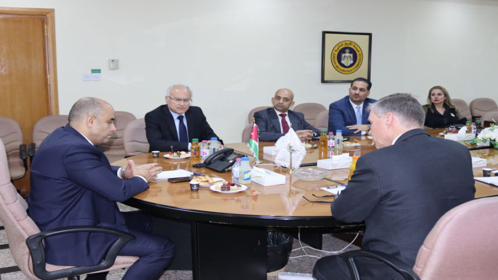 السفير البريطاني في عمان وأبو حلتم يبحثان سبل تعزيز الاستثمار والتعاون